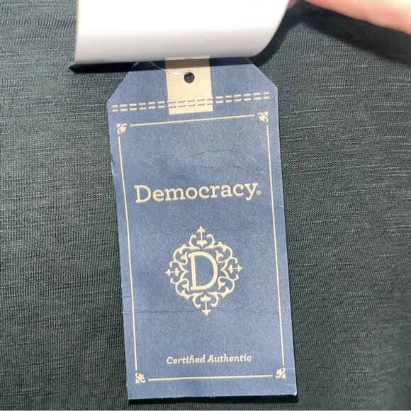 New with Tags Democracy Long Sleeve Crew Neck with Gold Tone Snap Buttons - Picture 5 of 12